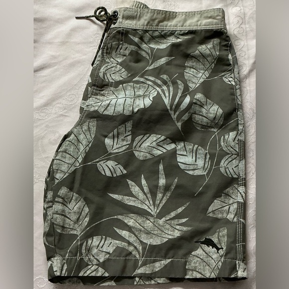 Tommy Bahama Men’s Green and Cream Tropical Board Shorts - Picture 15 of 15